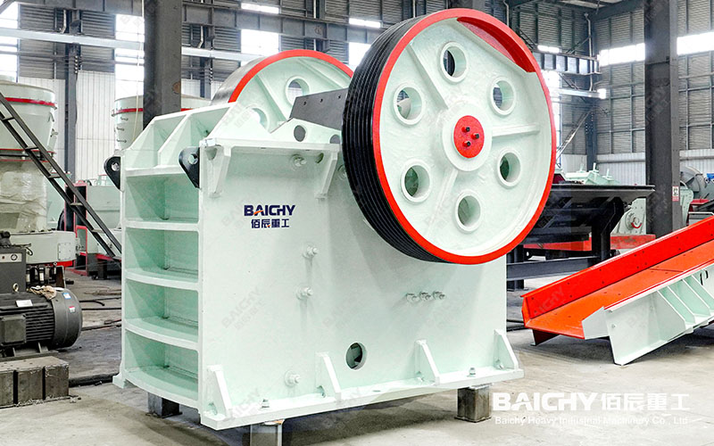 一文讀懂：顎式破碎機如何“啃碎”堅硬的巖石？